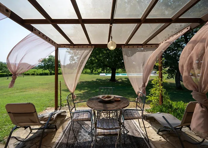 Private With Pool On Vineyards Кортона